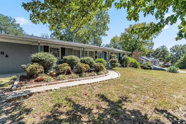 single story home featuring a front yard