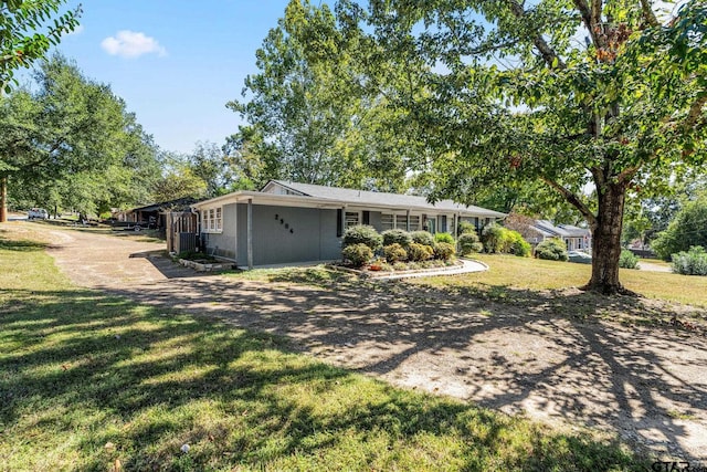 ranch-style home featuring a front lawn