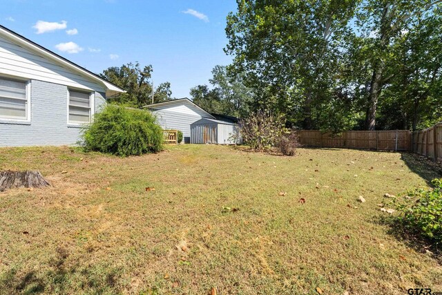 view of yard with a storage unit