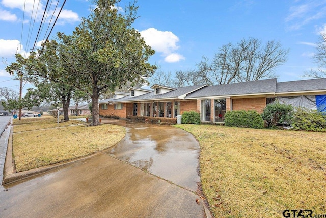 view of front of house with a front lawn