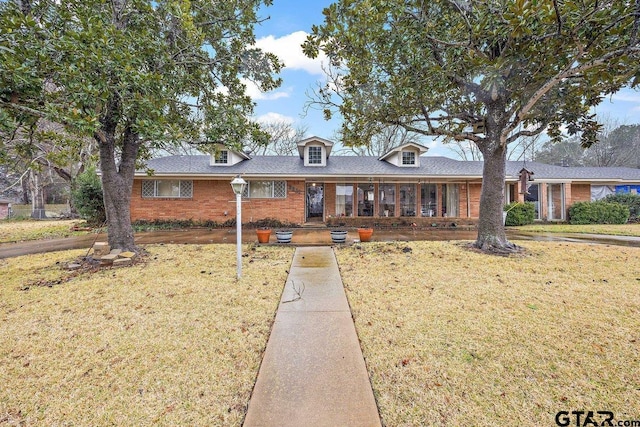 single story home with a front lawn