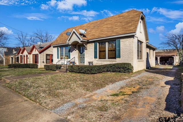 view of front of house with a front lawn