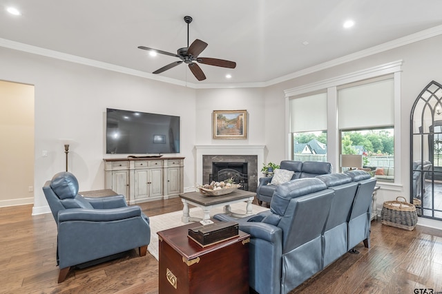 7306 Tule Creek Ln, Tyler, TX 75703 - living area featuring wood finished floors, a ceiling fan, plenty of natural light, ornamental molding, and recessed lighting