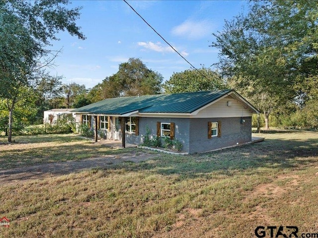 view of front of home featuring a front lawn