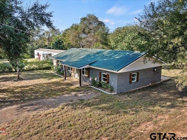 view of front of home with a front lawn