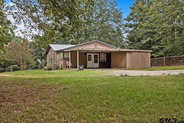 view of front of home featuring a front yard