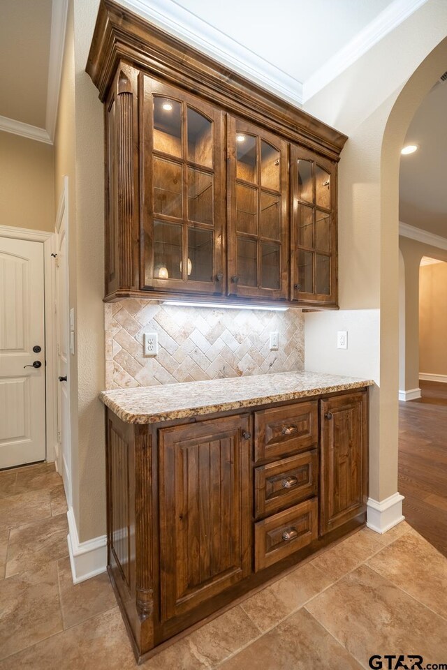 936 Cambridge Bnd, Tyler, TX 75703 - bar area with arched walkways, ornamental molding, backsplash, and baseboards