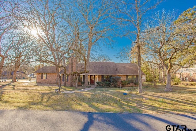 view of front of house featuring a front yard and covered porch