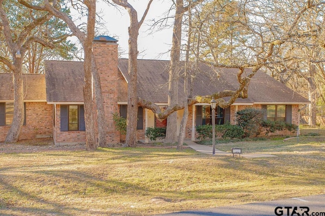 view of front facade with a front yard