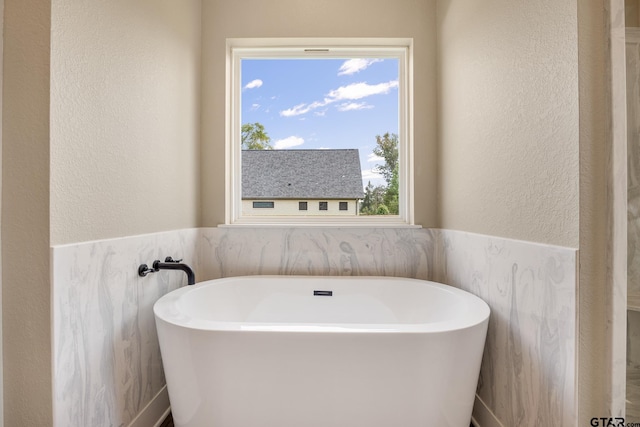 14524 Woodland Creek Dr, Tyler, TX 75706 - full bath featuring a textured wall and a soaking tub