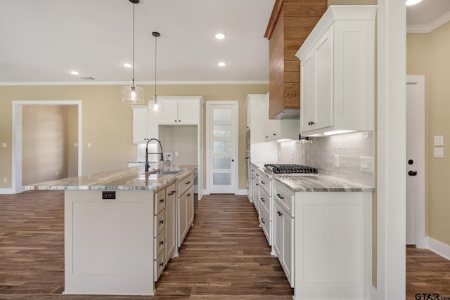 14524 Woodland Creek Dr, Tyler, TX 75706 - kitchen featuring a sink, crown molding, tasteful backsplash, white cabinetry, and dark wood finished floors