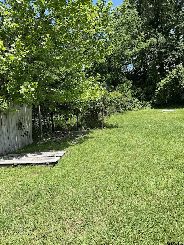 view of yard featuring an outdoor structure and a storage unit