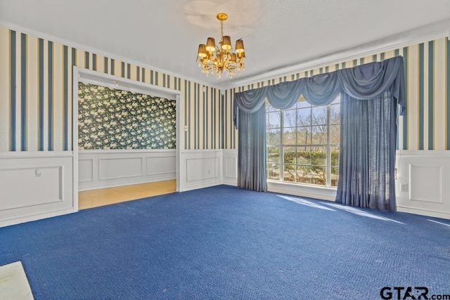 unfurnished room featuring carpet and an inviting chandelier