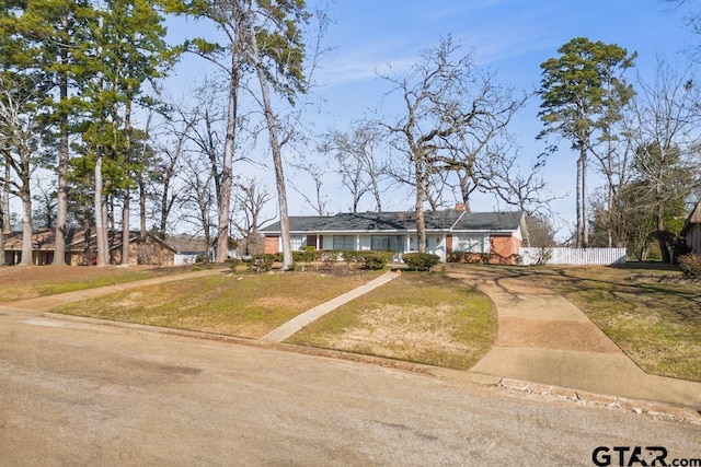 single story home featuring a front lawn