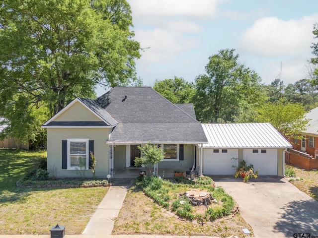 view of front of home featuring a front yard and a garage