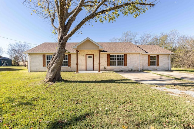 ranch-style house featuring a front yard