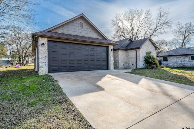 view of front facade featuring a garage and a front yard