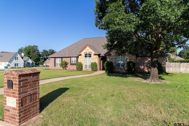 view of front of home featuring a front lawn