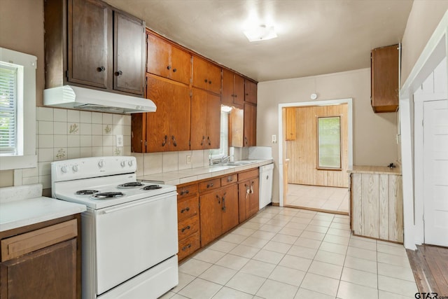 1498 Fm 279, Ben Wheeler, TX 75754 - kitchen featuring white appliances, under cabinet range hood, plenty of natural light, and decorative backsplash