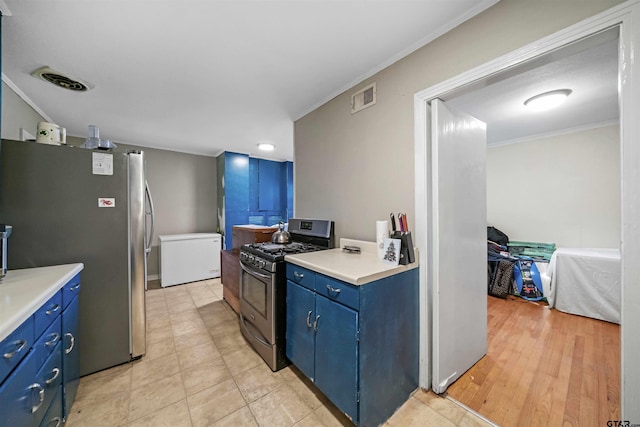 kitchen featuring stainless steel appliances, light hardwood / wood-style flooring, blue cabinets, and ornamental molding