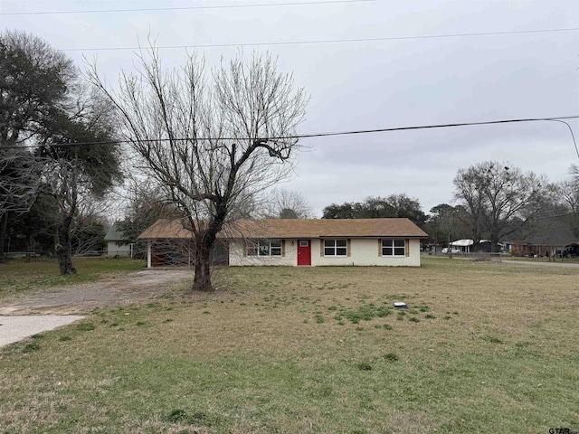 view of front of house featuring driveway and a front lawn