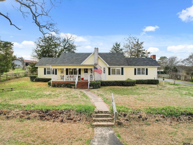 ranch-style home featuring a front lawn and a porch