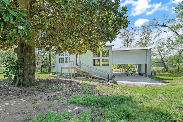 view of front of home featuring a patio and a front lawn