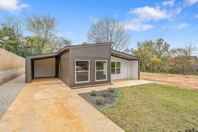 view of front of property with a front lawn