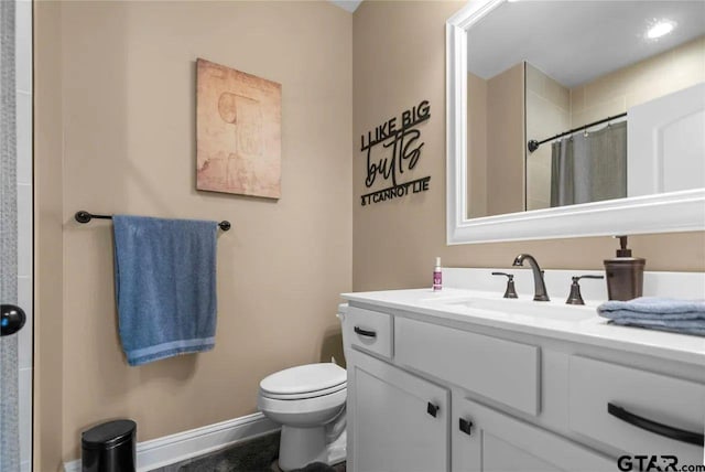 bathroom with a shower with shower curtain, vanity, and toilet