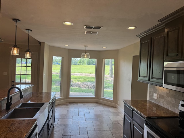8856 Pleasant Hill Cir, Tyler, TX 75707 - kitchen featuring recessed lighting, stainless steel appliances, a sink, baseboards, and visible vents