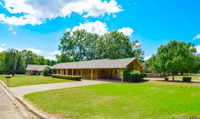 ranch-style home featuring a front lawn