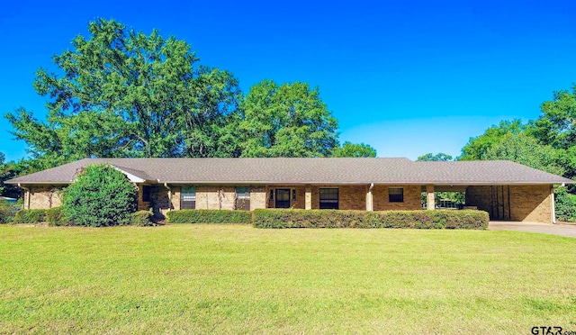 ranch-style home featuring a front lawn