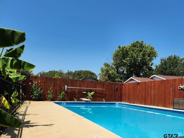 view of swimming pool