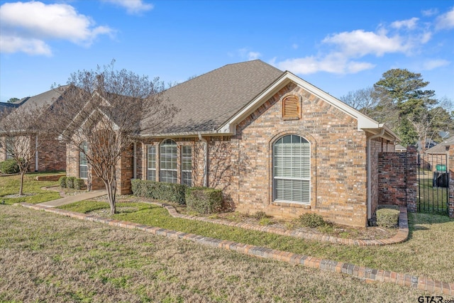 view of front of home featuring a front yard