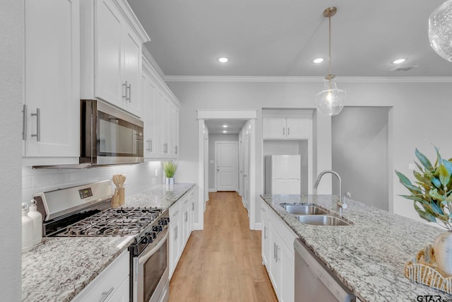 19175 Seneca Dr, Flint, TX 75762 - kitchen with stainless steel appliances, light wood-style floors, white cabinetry, tasteful backsplash, and recessed lighting