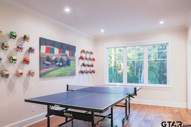 rec room with crown molding, baseboards, wood finished floors, and recessed lighting