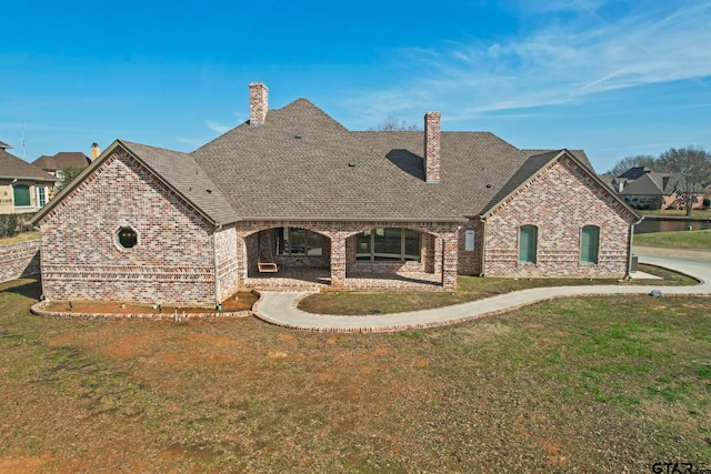 view of front facade featuring a front lawn