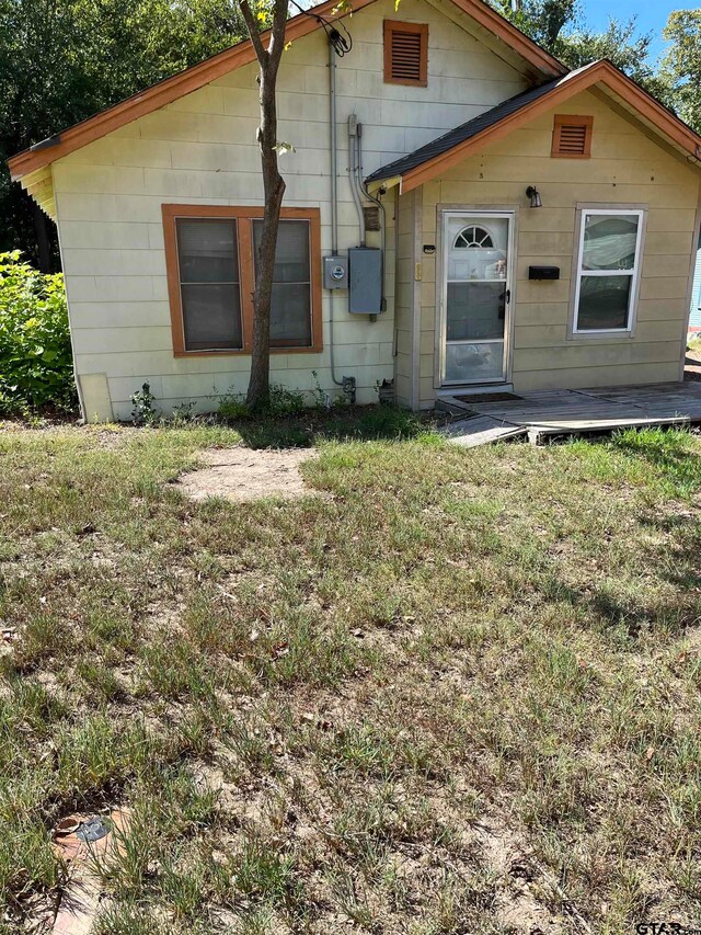 view of front facade with a front yard