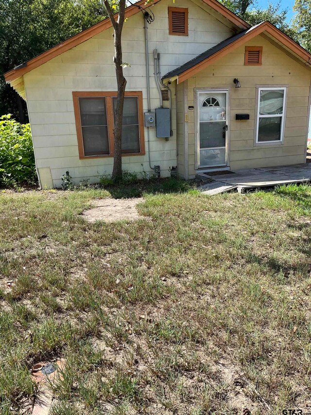 view of front of property featuring a front yard