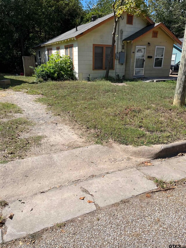 view of front of property featuring a front lawn