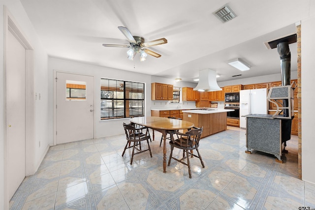 dining space with ceiling fan