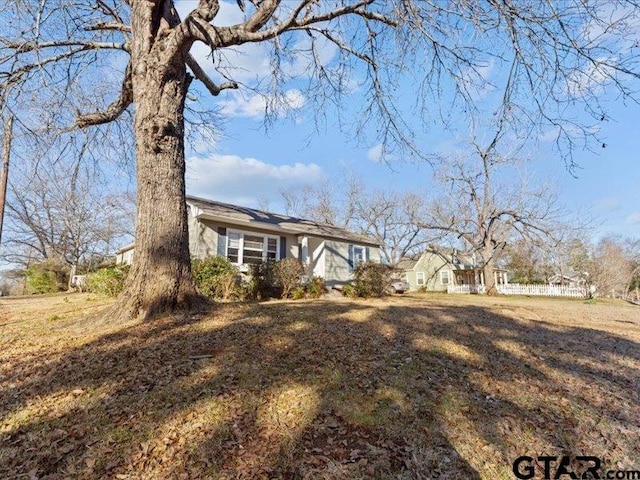 view of front facade with a front lawn