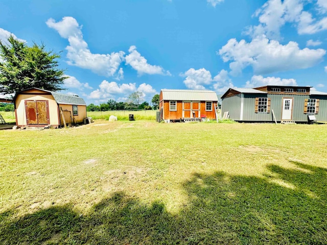 view of yard featuring a storage unit