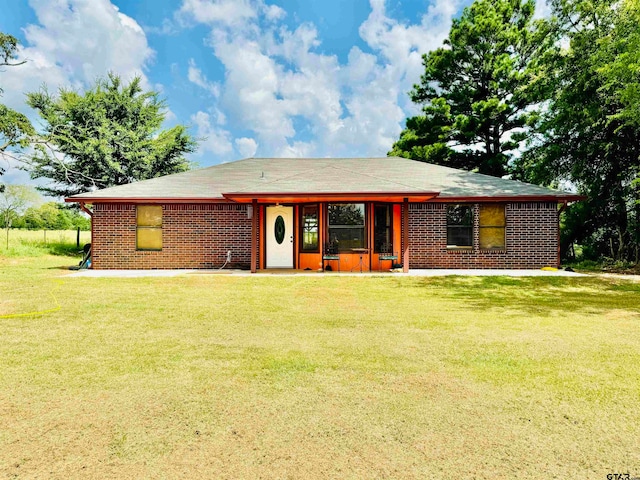 single story home featuring a front lawn