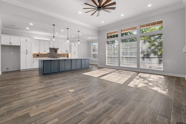 3827 Scenic Dr, Tyler, TX 75709 - unfurnished living room featuring a sink, recessed lighting, dark wood-type flooring, ceiling fan, and baseboards