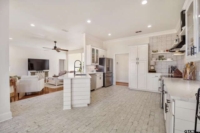 110 Carmel, Bullard, TX 75757 - kitchen with appliances with stainless steel finishes, open floor plan, a peninsula, a sink, and decorative backsplash