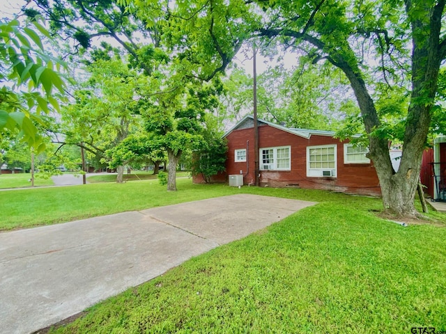 710 N 6th St, Crockett, TX 75835 - view of front of property featuring a front yard