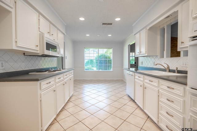 902 Joel Dr, Tyler, TX 75703 - kitchen featuring white appliances, a sink, dark countertops, recessed lighting, and baseboards