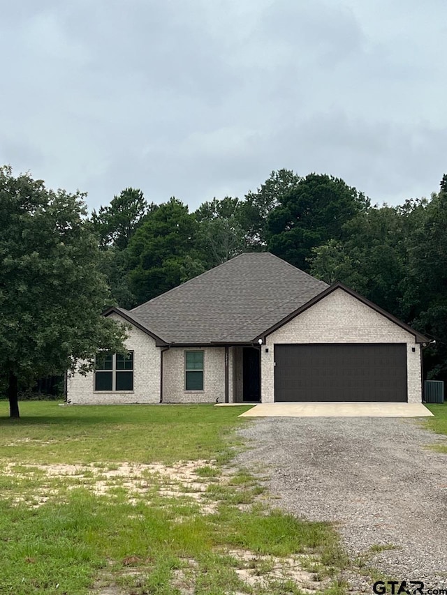 view of front facade featuring a front lawn and a garage