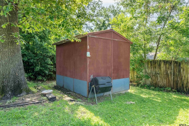 view of outdoor structure featuring a yard